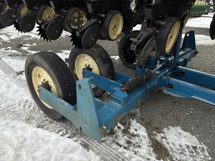 1997-kinze-2600-image-65