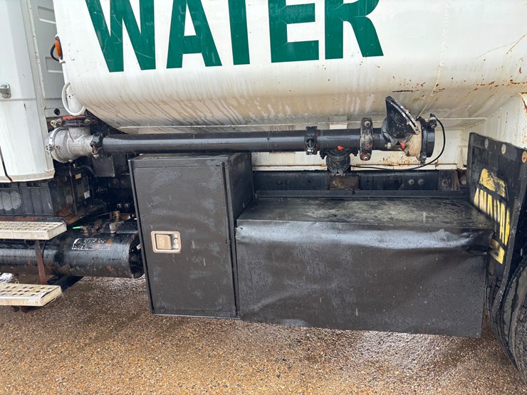 1998-freightliner-fl112-image-17