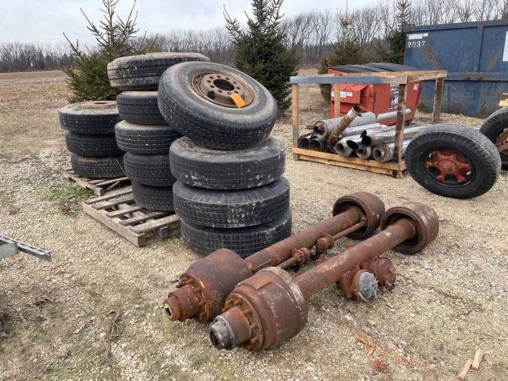 #4256-•-(2)-vintage-trailer-axles-image-3
