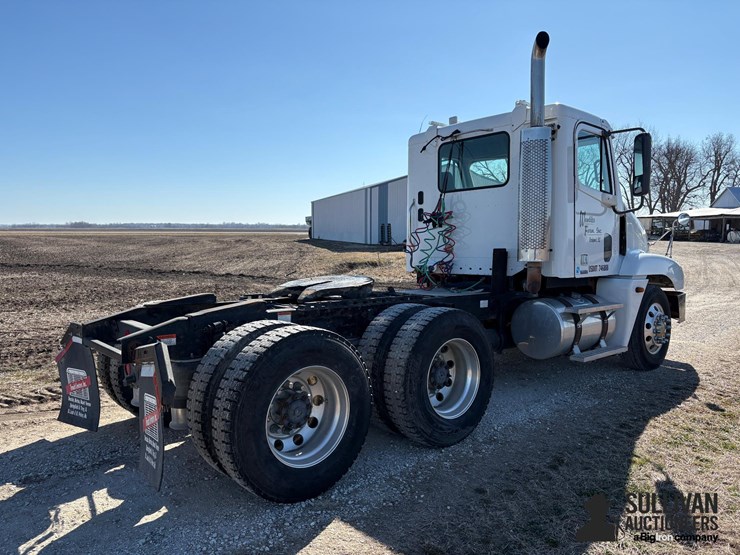 2004-freightliner-cst120-century-classic-s/t-t/a-day-cab-truck-tractor-image-5