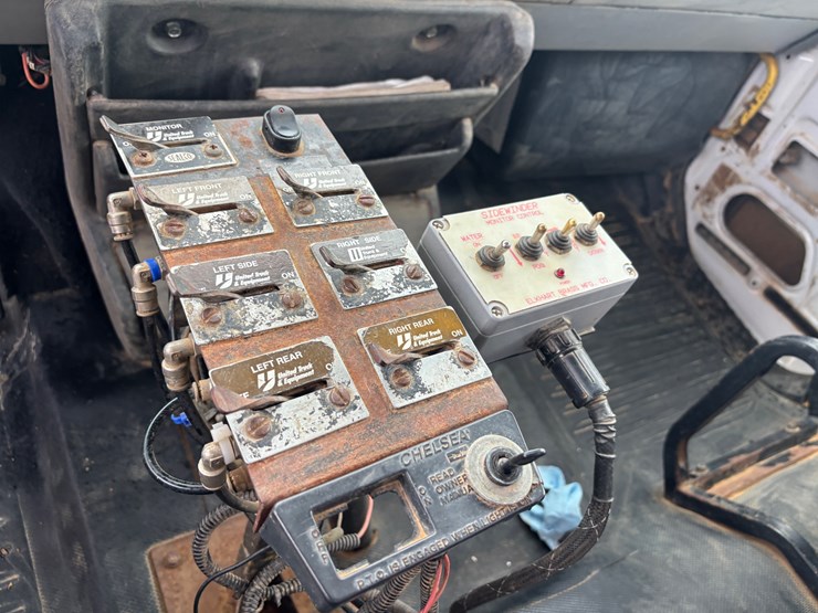 1998-freightliner-fl112-image-37