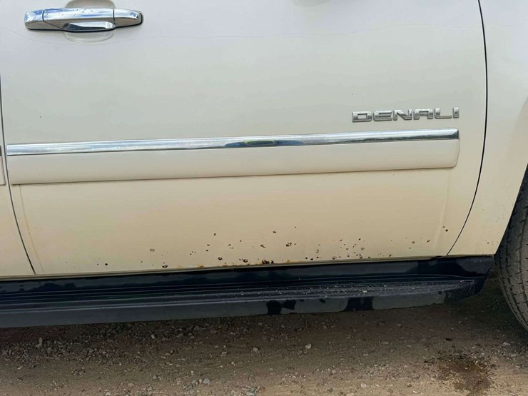 2010-gmc-yukon-denali-image-22