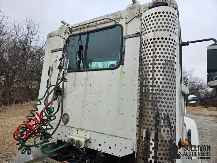 2003-freightliner-columbia-120-image-18