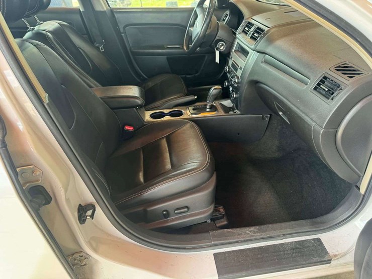 2012-ford-fusion-sel-fwd-4d-sedan-2.5-4cyl.-gasoline-(172,726-miles)-image-16