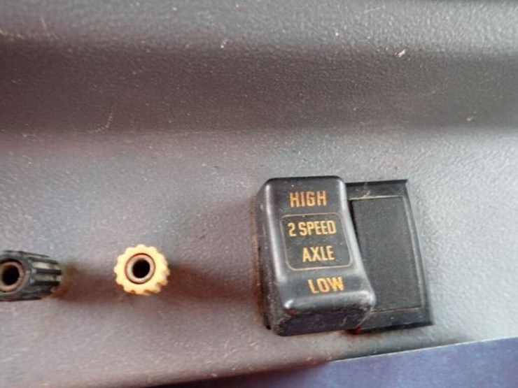 2004-gmc-t7500-image-30