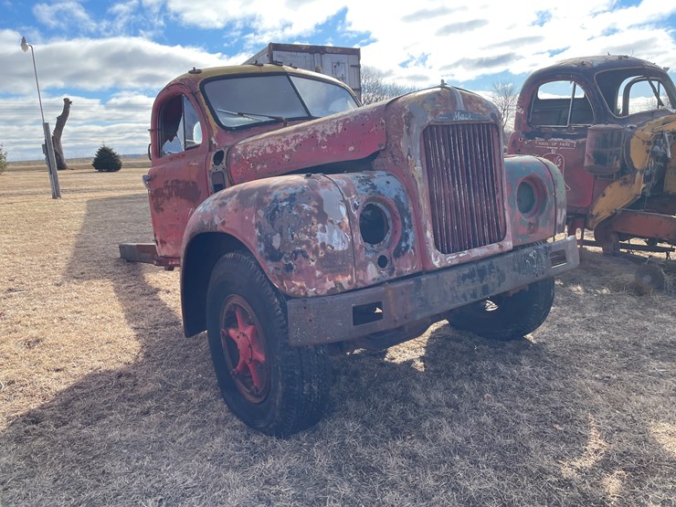 #4208-•-mack-truck-cab-and-chassis-frame-image-3