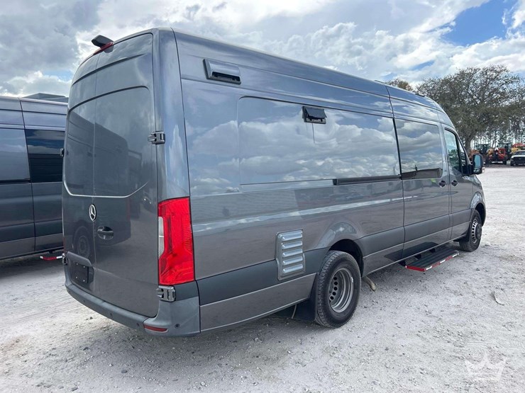 2021-mercedes-benz-sprinter-4500-image-3