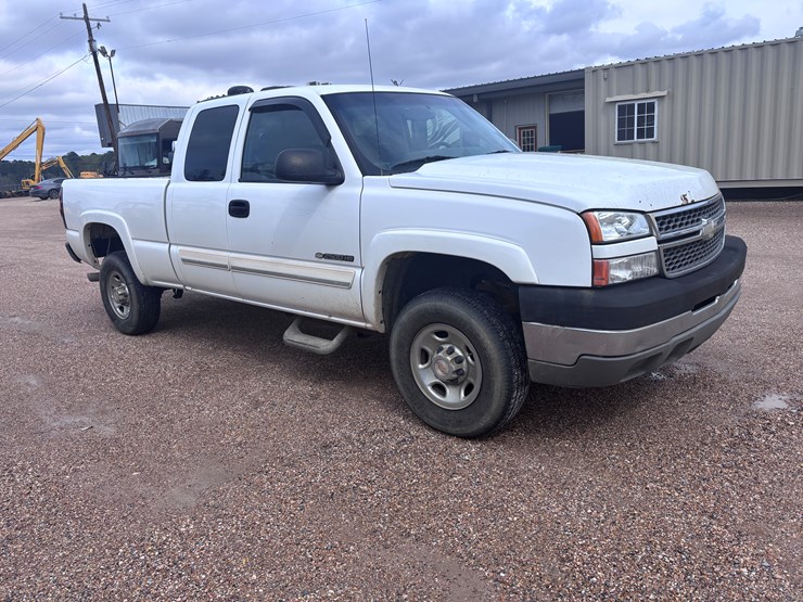 2005-chevrolet-2500hd-image-2