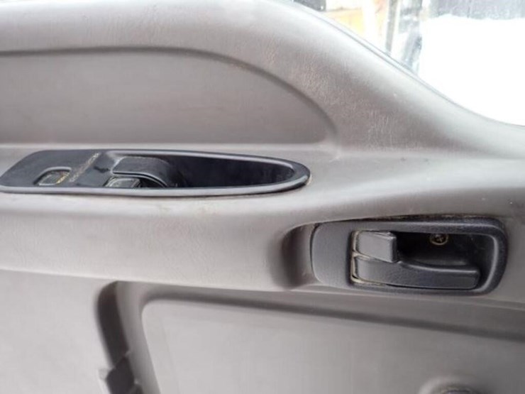 2004-gmc-t7500-image-32