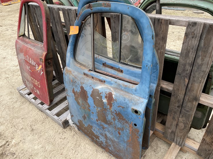 #4403-•-pair-of-vintage-truck-doors-image-1