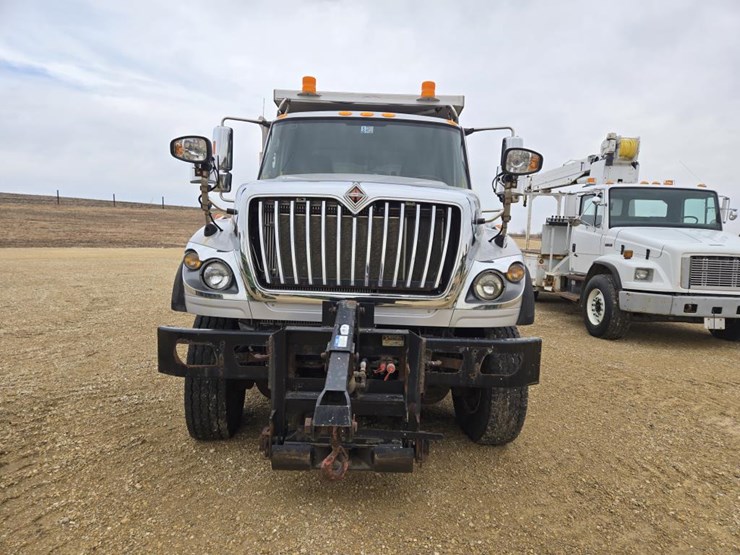 2014-international-7400-image-2