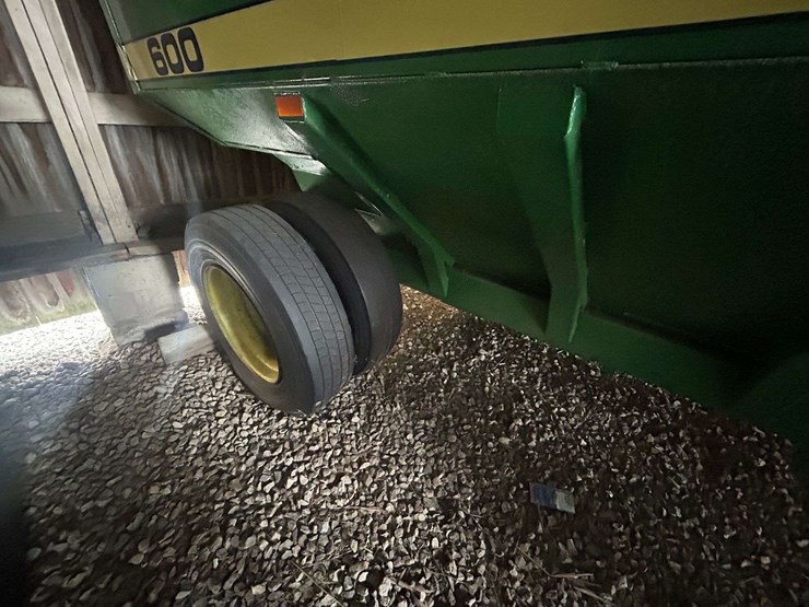 fox-bradly-600-center-dump-gravity-wagon-image-10