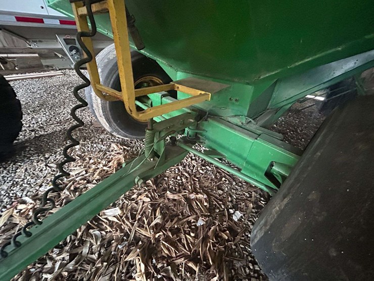 fox-bradly-600-center-dump-gravity-wagon-image-8