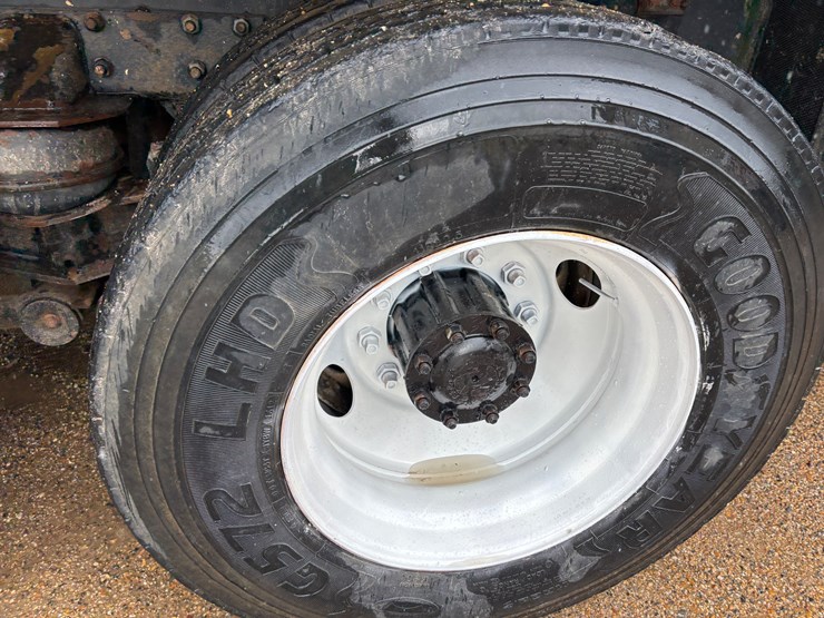 1998-freightliner-fl112-image-8