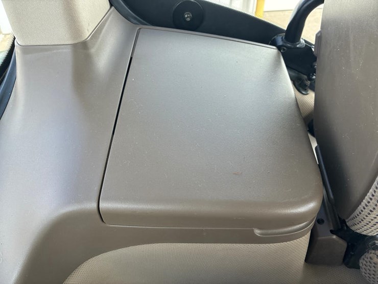 2013-john-deere-8335r-image-79