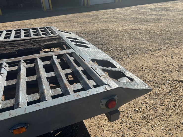 #2320-•-2008-interstate-30'-tri-axle-equipment-trailer-image-12