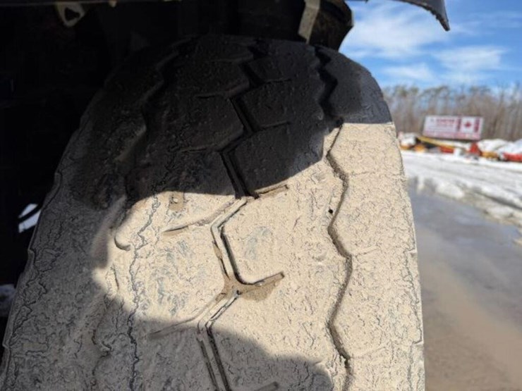 2013-freightliner-108sd-image-66