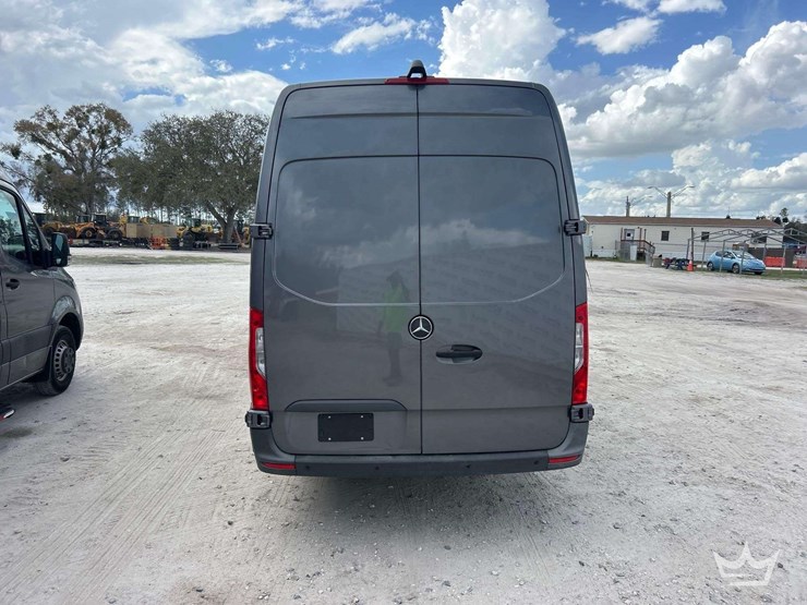 2021-mercedes-benz-sprinter-4500-image-25