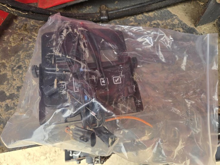 2011-massey-ferguson-2856-image-16