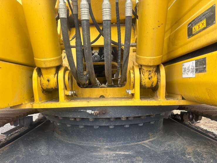 2022-komatsu-pc210-lc-image-17