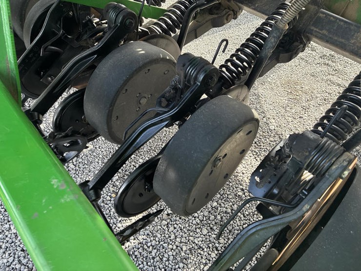 2005-john-deere-1690-image-37