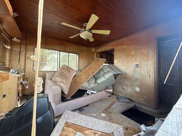 1982-14x46-summerset-aluminum-houseboat-image-29