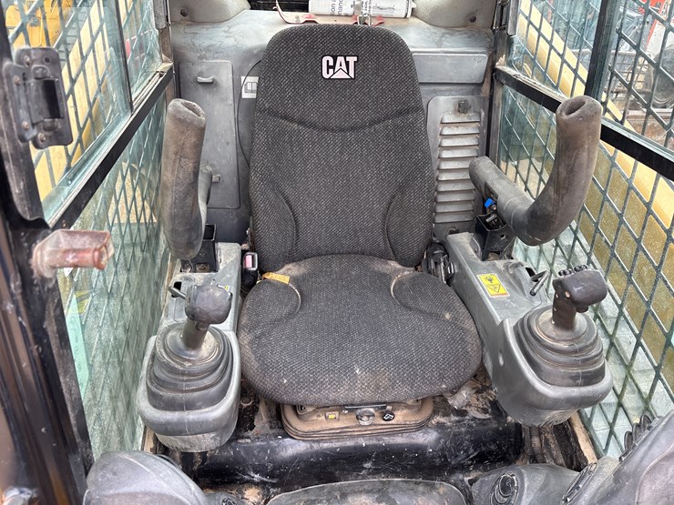 2015-caterpillar-299d-image-12