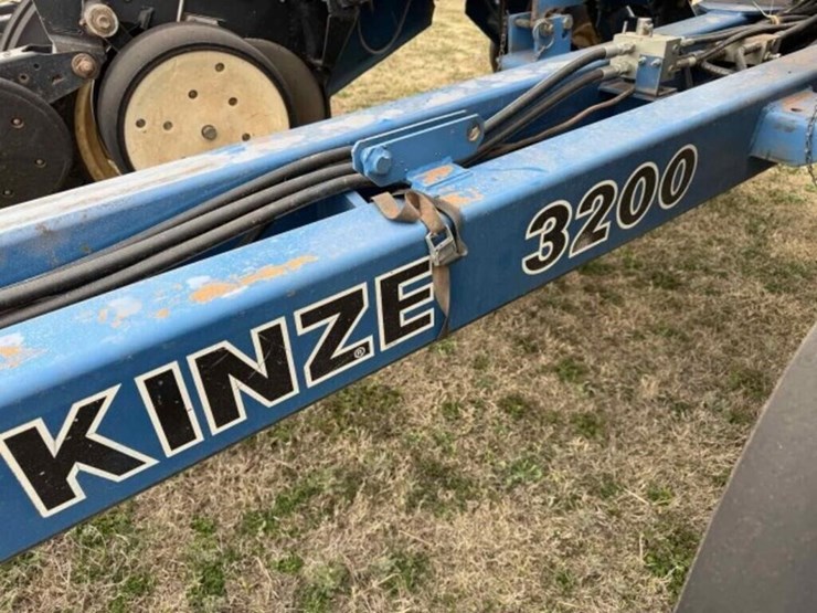 2009-kinze-3200-image-11