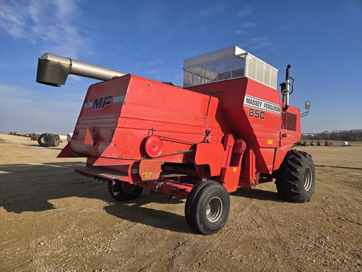 massey-ferguson-850-image-11