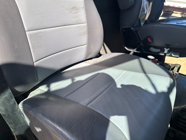 2009-peterbilt-340-image-32