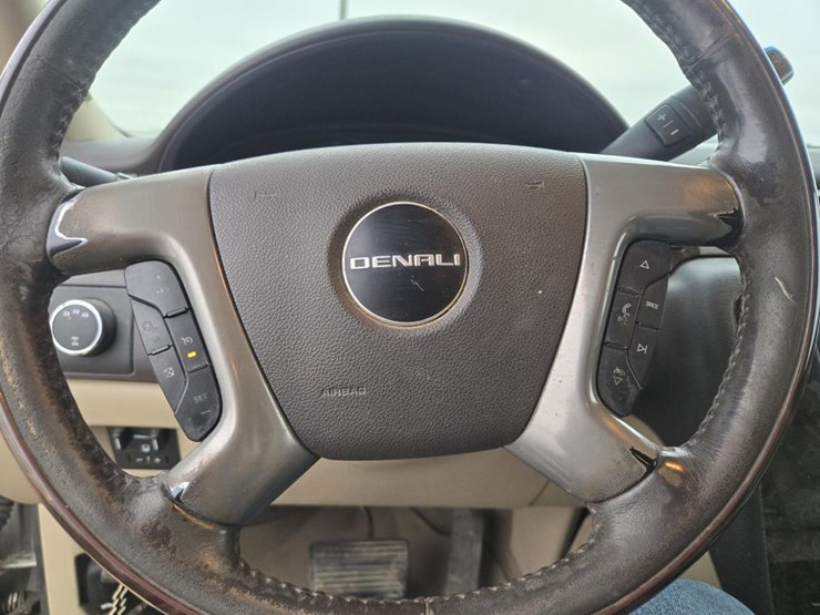 2013-gmc-sierra-2500-image-24