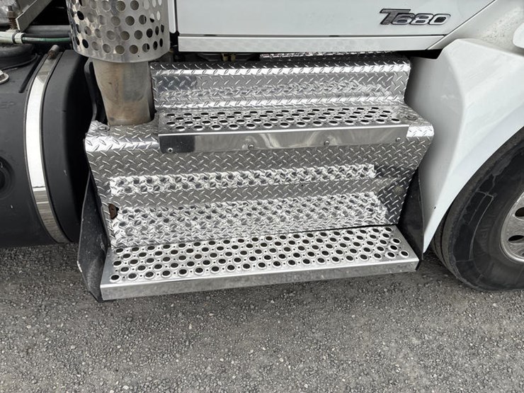 2016-kenworth-t680-image-18