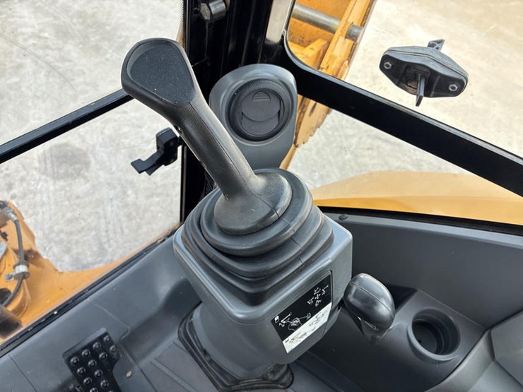 2017-caterpillar-415f2-image-79