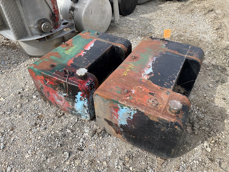 #4263-•-(2)-mack-fuel-tanks-image-3