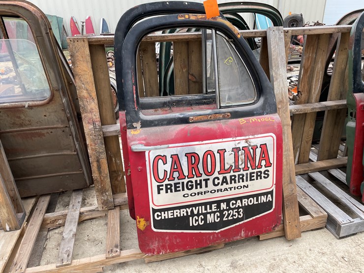 #4406-•-(2)-mack-b-model-vintage-truck-doors-image-2