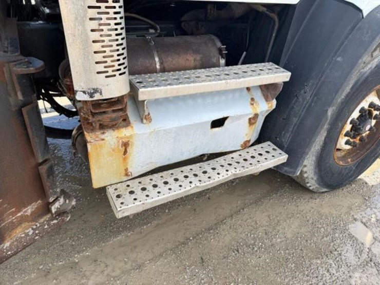 2013-freightliner-108sd-image-69