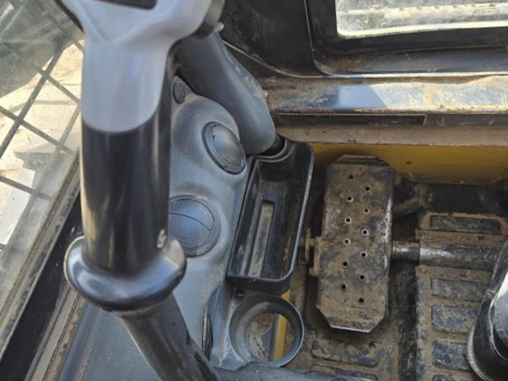 new-holland-l220-image-19