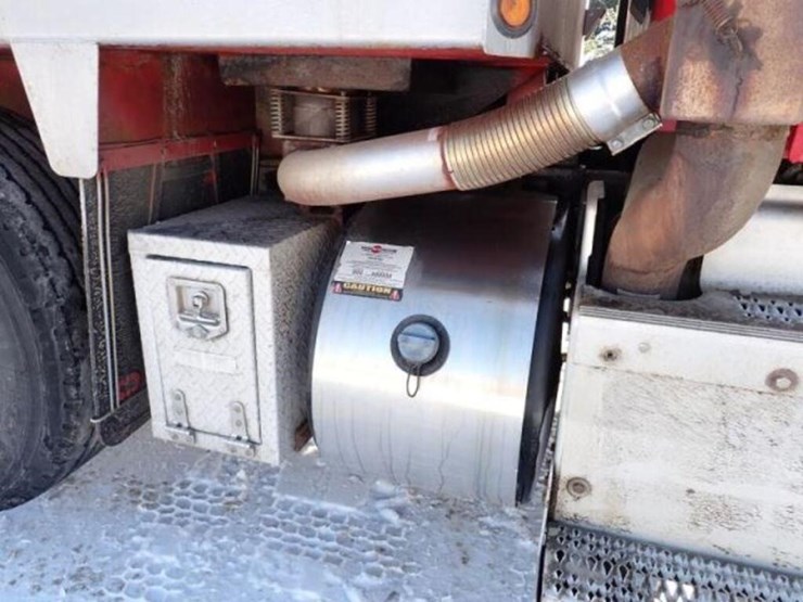 2016-peterbilt-567-image-41