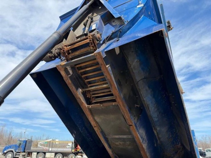 2013-freightliner-108sd-image-33