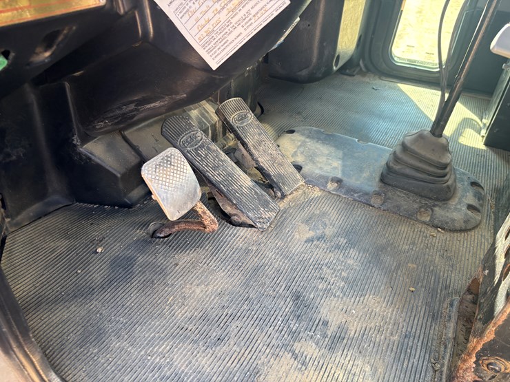 2009-peterbilt-340-image-45