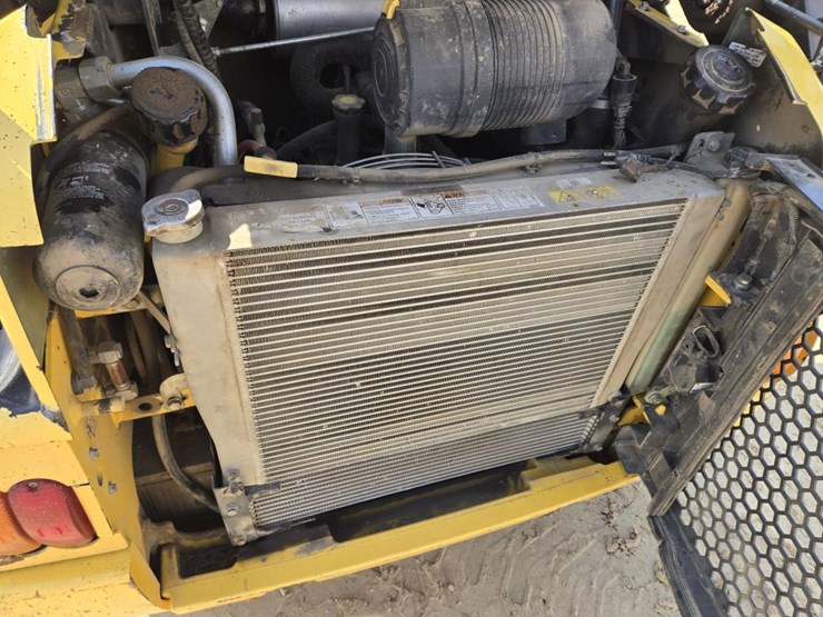 new-holland-l220-image-8