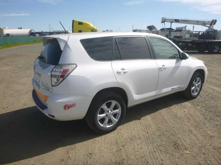 2014-toyota-rav4-image-3