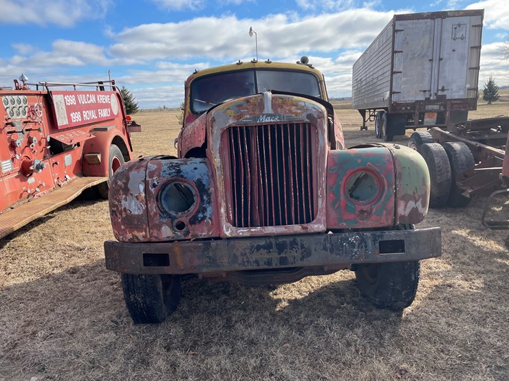 #4208-•-mack-truck-cab-and-chassis-frame-image-2