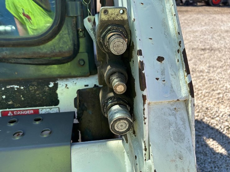 2005-bobcat-t190-image-11