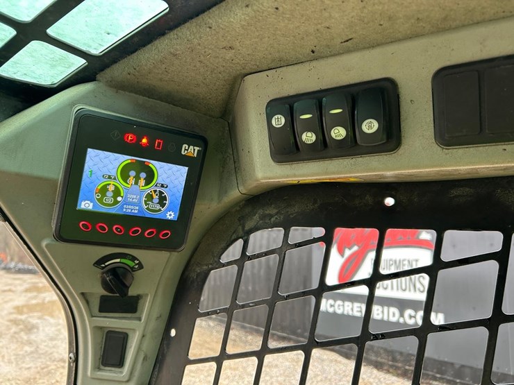 2019-caterpillar-242d-image-21