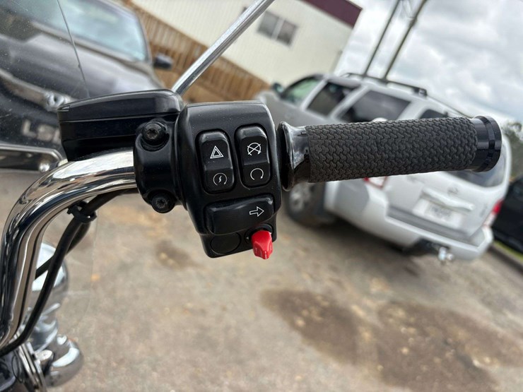 2022-harley-davidson-road-king-police-motorcycle-(17,107-miles)-image-12