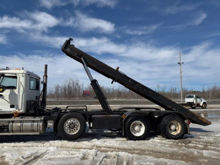 2009-mack-granite-gu813-image-28
