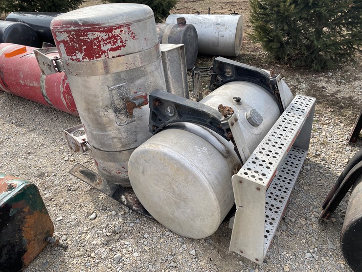 #4267-•-(2)-aluminum-fuel-tanks-image-1