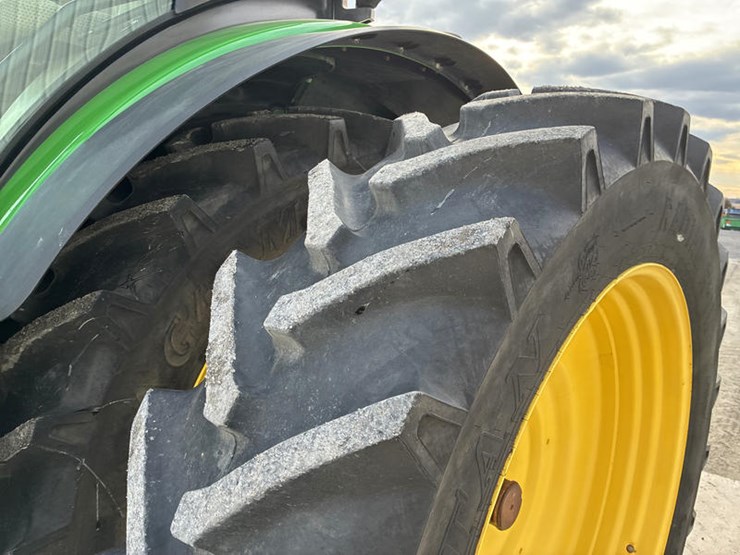 2012-john-deere-8260r-image-56