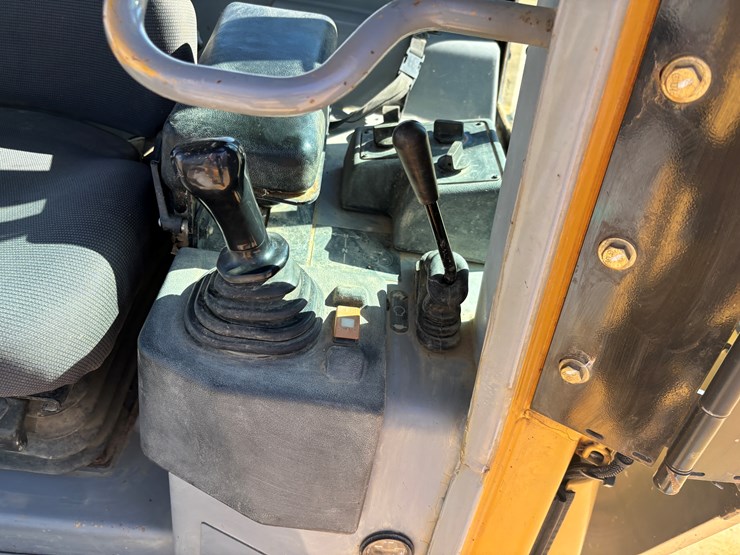 2005-caterpillar-d5g-xl-image-29